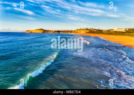 Wellen bei Mona Vale Strand - toller Ort für Board surfen auf Sydney Northern Beaches in sanften Morgenlicht von oben in Richtung sandigen Ufer gesehen Stockfoto