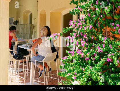 Die Menschen auf der Straße Café mit Tischen und Stühlen in Porto Cervo Luxury Resort in Insel Sardinien in Italien im Sommer. Gemütliches Restaurant mit Touristen, S Stockfoto