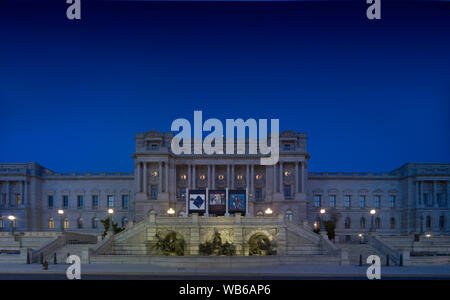 Außenansicht. Beleuchtete Westfassade Blick bei Nacht. Bibliothek des Kongresses Thomas Jefferson, Washington, D.C. Stockfoto