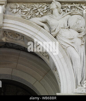 Außenansicht, Eingangsportal. Granit Skulptur mit weiblichen Figur aus Wissenschaft (mit einem himmelsglobus), von Bela Lyon Pratt. Bibliothek des Kongresses Thomas Jefferson, Washington, D.C. Stockfoto