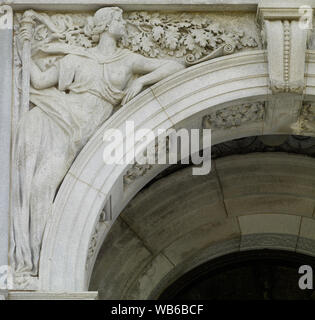 Außenansicht, Eingangsportal. Granit Skulptur mit weiblichen Figur aus Wissenschaft (mit der Taschenlampe in der Hand des Wissens), von Bela Lyon Pratt. Bibliothek des Kongresses Thomas Jefferson, Washington, D.C. Stockfoto