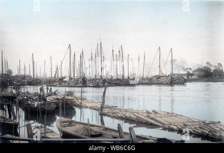 [1890s Japan - Boote in Sumida River, Tokio] - Cargo Dschunken in der Sumida River, Tokio verankert. Lichtdruck Foto von Cenes in der östlichen Hauptstadt von Japan" von kazumasa Ogawa 1895 veröffentlicht (Meiji 28). 19 Vintage Lichtdruck drucken. Stockfoto