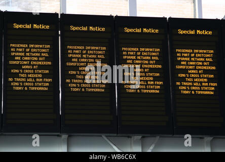 London, Großbritannien. 24 Aug, 2019. Warnzeichen in der Londoner Kings Cross Station gesehen. Fahrgäste stehen vor Alptraum Reisen über dieses Wochenende mit der London Kings Cross Station abgeschaltet und schwere Störungen im Netzwerk erwartet. King's Cross ist einer der verkehrsreichsten Bahnhöfe der Hauptstadt und wird am Samstag und aufgrund größerer Engineering arbeitet auf der East Coast Main Line Sonntag über Feiertag geschlossen. Credit: Keith Mayhew/SOPA Images/ZUMA Draht/Alamy leben Nachrichten Stockfoto