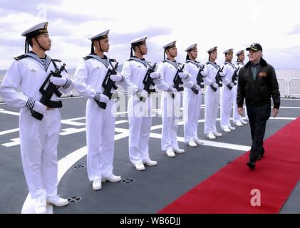 Generalsekretär der Marine (Secnav) der Herr Ray Mabus ist Ehren durch chinesische Seeleute bei einem Besuch der Chinese People's Liberation Army Navy Jiangkai II - Klasse Schiff Xu Zhou (FFG 539).. Stockfoto