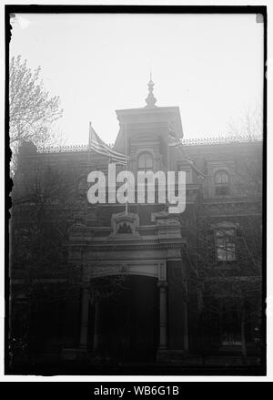Fahnen. Britische und amerikanische Flaggen auf Britische Botschaft Abstract / Medium: 1 Negativ: Glas; 5 x 7 in. oder kleiner Stockfoto