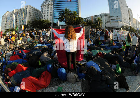 Rio de Janeiro, den 28. Juli 2013. Katholische Gläubige dämmern am Strand von Copacabana vor dem Sonntag Ostermesse am Weltjugendtag in Rio de Janeiro Stadt, Brasilien Stockfoto