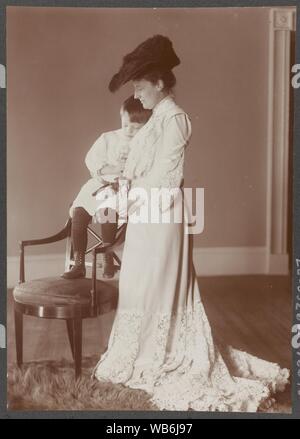 Edith Kermit Carow Roosevelt, full-length Portrait, stehend, nach links, mit Arm um junge Quentin Roosevelt, der auf der Rückseite der Stuhl sitzt. Stockfoto