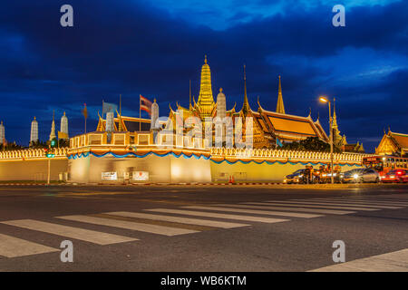 Grand Palace auf der Nacht. Wat Phra Kaew oder Wat Phra Si Rattana Satsadaram Zentrum von Bangkok. Stockfoto