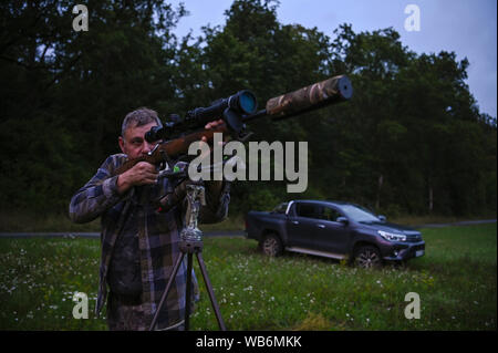 12. August 2019, Bayern, Greußenheim: Der Jäger Berthold Kirchner das Ziel Prozeß zeigt mit seinem Mauser M 03. Kirchner ist eine sehr aktive Jäger - Mal verbringt er fünf Tage in der Woche in der Natur. Foto: Nicolas Armer/dpa Stockfoto