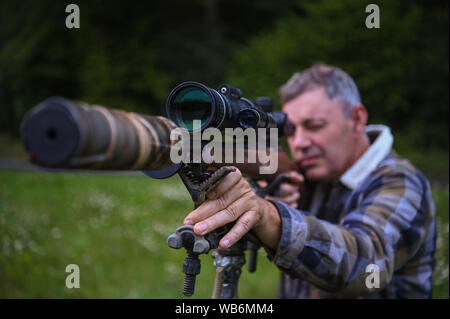 12. August 2019, Bayern, Greußenheim: Der Jäger Berthold Kirchner das Ziel Prozeß zeigt mit seinem Mauser M 03. Kirchner ist eine sehr aktive Jäger - Mal verbringt er fünf Tage in der Woche in der Natur. Foto: Nicolas Armer/dpa Stockfoto