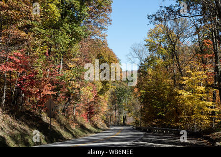 Herbst Szene zusammen US-Highway 60 in Fayette County, West Virginia Stockfoto