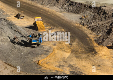 Eine offene Grube Diamantenmine in Botswana mit schweren Maschinen vor Ort. Stockfoto