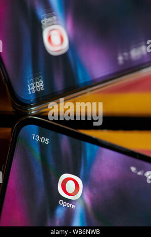 New York, USA - 24. August 2019: Installierte Opera Browser Application auf modernen Bildschirm des Smartphones Nähe zu sehen. Stockfoto