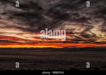 Die Sonne über der Wüste Namib in Namibia, Afrika Stockfoto