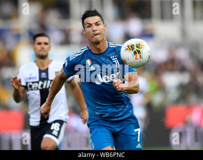 Parma, Italien. 24 Aug, 2019. Juventus' Cristiano Ronaldo konkurriert in der Serie A Fußball Spiel zwischen Parma und FC Juventus in Parma, Italien, 24.August 2019. Credit: Alberto Lingria/Xinhua Quelle: Xinhua/Alamy leben Nachrichten Stockfoto