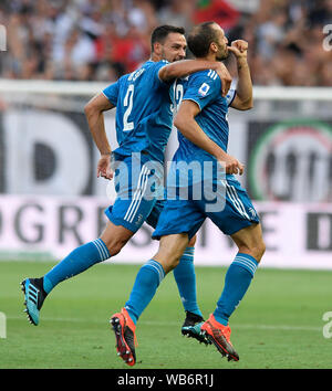 Parma, Italien. 24 Aug, 2019. Juventus' Giorgio Chiellini (R) feiert sein Ziel während der Serie ein Fußballspiel zwischen Parma und FC Juventus in Parma, Italien, 24.August 2019. Credit: Alberto Lingria/Xinhua Quelle: Xinhua/Alamy leben Nachrichten Stockfoto