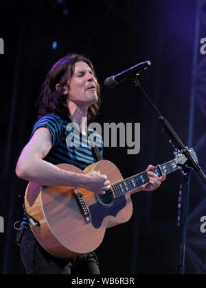 2016 Brit Award Sieger James Michael Bay, englische Singer Songwriter und Gitarrist führt live auf der Bühne während der siegreichen Festival im Seebad Southsea in Hampshire. Stockfoto