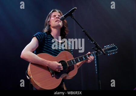 2016 Brit Award Sieger James Michael Bay, englische Singer Songwriter und Gitarrist führt live auf der Bühne während der siegreichen Festival im Seebad Southsea in Hampshire. Stockfoto