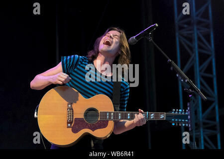 2016 Brit Award Sieger James Michael Bay, englische Singer Songwriter und Gitarrist führt live auf der Bühne während der siegreichen Festival im Seebad Southsea in Hampshire. Stockfoto