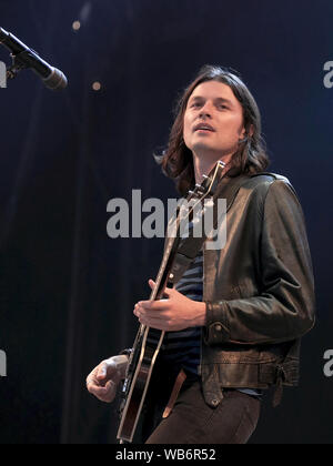 2016 Brit Award Sieger James Michael Bay, englische Singer Songwriter und Gitarrist führt live auf der Bühne während der siegreichen Festival im Seebad Southsea in Hampshire. Stockfoto