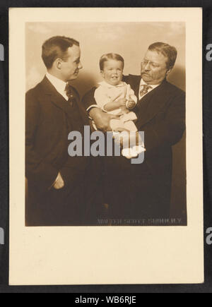 Family Portrait mit Theodore Roosevelt, Theodore Roosevelt, Jr., und Enkel?] / Walter Scott Shinn, N.Y Abstract / Medium: 1 Fotoabzug. Stockfoto