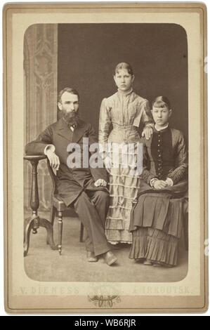 Family Portrait eines nicht identifizierten Mann und seine zwei Töchter Abstract / Medium: 1 Foto auf Kabinett Karte. Stockfoto