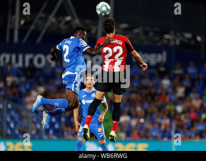 Athletic Club de Bilbao Raul Garcia und Getafe CF Djene Dakonam in Aktion während der spanischen La Liga Match zwischen Getafe CF und Athletic Club de Bilbao bei Coliseum Alfonso Perez Getafe. (Final Score: Getafe CF 1:1 Athletic Club de Bilbao) Stockfoto