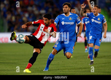 Athletic Club de Bilbao Raul Garcia und Getafe CF Leandro Cabrera in Aktion während der spanischen La Liga Match zwischen Getafe CF und Athletic Club de Bilbao bei Coliseum Alfonso Perez Getafe. (Final Score: Getafe CF 1:1 Athletic Club de Bilbao) Stockfoto