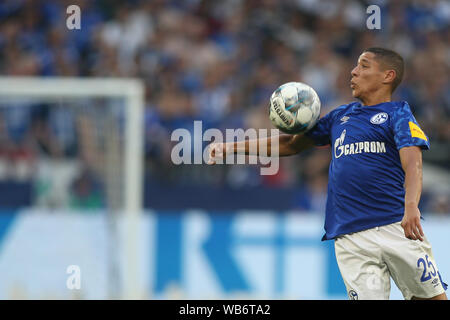 Amin Harit des FC Schalke 04 in Aktion beim Bundesligaspiel zwischen dem FC Schalke 04 und dem FC Bayern München in der Veltins-Arena in Gelsenkirchen gesehen. (Endstand; FC Schalke 0:3 FC Bayern Muenchen) Stockfoto