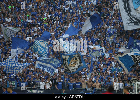 FC Schalke 04 Fans beim Bundesligaspiel zwischen dem FC Schalke 04 und dem FC Bayern München in der Veltins-Arena in Gelsenkirchen gesehen werden. (Endstand; FC Schalke 0:3 FC Bayern Muenchen) Stockfoto