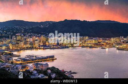 Wellington Stadt und Hafen in der Dämmerung vom Mount Victoria gesehen. Wellington ist die Hauptstadt von Neuseeland. Stockfoto