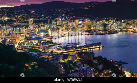 Wellington City und Hafen gesehen vom Mount Victoria. Wellington ist die Hauptstadt von Neuseeland und ist am unteren Ende der Nordinsel. Stockfoto