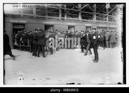 Fans aufgereiht für World Series bleacher Sitze im Yankee Stadium (Baseball) Abstract / Medium: 1 Negativ: Glas; 5 x 7 in. oder kleiner. Stockfoto