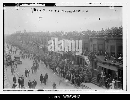 Ventilatoren auf Gebäude außerhalb Shibe Park, Philadelphia, bei der 1913 World Series (Baseball) Abstract / Medium: 1 Negativ: Glas; 5 x 7 in. oder kleiner. Stockfoto