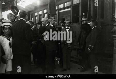 Eduardo Dato e Iradier con un Grupo de Personas en la Estación del Norte (3 de 3) - Fondo Car-Kutxa Fototeka. Stockfoto