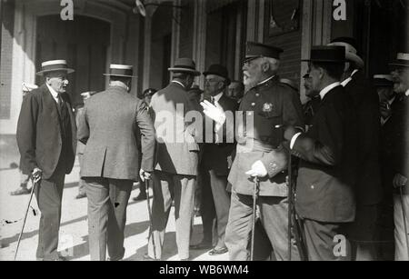 Eduardo Dato e Iradier con un Grupo de Personas en la Estación del Norte (2 de 3) - Fondo Car-Kutxa Fototeka. Stockfoto