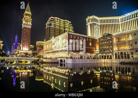 Blick auf die Straße und Casinos von Macau bei Nacht Stockfoto