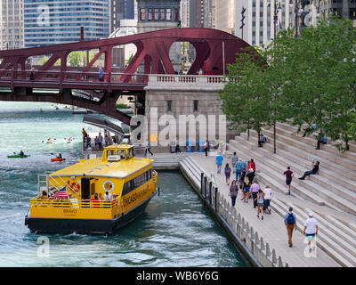 Wasser Taxi "Bravo" und Chicago Riverwalk. Stockfoto