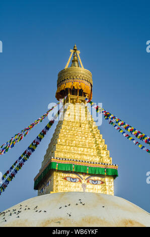 Die weiß getünchte Kuppel und der goldene Turmspitze von Bodhnath Stupa, Kathmandu, Nepal, mit buddhistischen Betflaggen Stockfoto