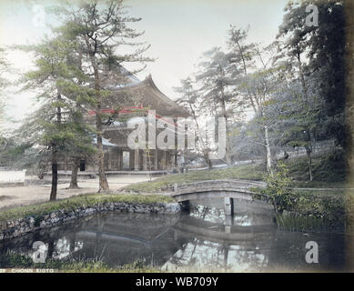 [1890s Japan - Buddhistische Temple Gate in Kyoto] - Blick von einer Brücke aus Stein auf der San-mon Main Gate im Chion-in buddhistischen Tempel im Stadtteil Higashiyama in Kyoto, Japan. Das Tor wurde von Tokugawa Hidetada gebaut. Der Bau wurde im Jahre 1619 begonnen und zwei Jahre später abgeschlossen. Chionin ist einer der größten Tempelanlagen in Japan und eine wichtige religiöse Hauptquartier. Es ist der Kopf, der Tempel des Jodo Sekte, die durch Honen Jonin von yoshimizu Zenbo (Tempel des Zen Sekte) initiiert wurde. 19 Vintage albumen Foto. Stockfoto