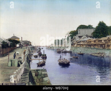 [1890s Japan - Boote in einem Kanal in Yokohama] - Boote im Kanal an Motomachi, Yokohama, Kanagawa Präfektur. Fotograf Nobukuni Enami stand an Maeda Brücke. 19 Vintage albumen Foto. Stockfoto