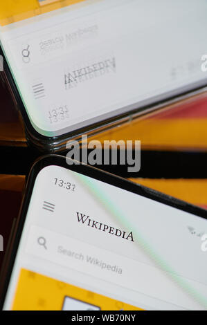 New York, USA - 24, 2019 August: Über Wikipedia Anwendung auf dem Smartphone Makro Nahaufnahme spiegel Ansicht Stockfoto