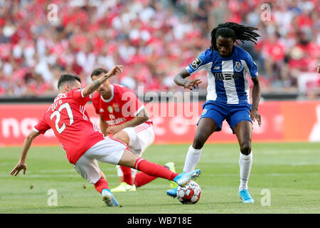 Lissabon. 24 Aug, 2019. Romario Baro (R) vom FC Porto Mias mit Rafa Silva von SL Benfica während der Portugiesischen Liga Fußballspiel zwischen SL Benfica Lissabon und dem FC Porto an der Luz Stadion in Lissabon am 12.08.24., 2019. Credit: Pedro Fiuza/Xinhua Stockfoto