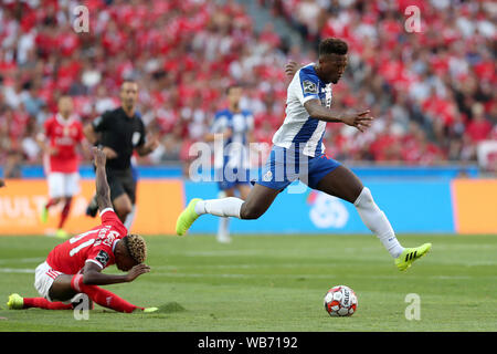 Lissabon. 24 Aug, 2019. Ze Luis (R) vom FC Porto Mias mit Florentino Luis von SL Benfica während der Portugiesischen Liga Fußballspiel zwischen SL Benfica Lissabon und dem FC Porto an der Luz Stadion in Lissabon am 12.08.24., 2019. Credit: Pedro Fiuza/Xinhua Stockfoto