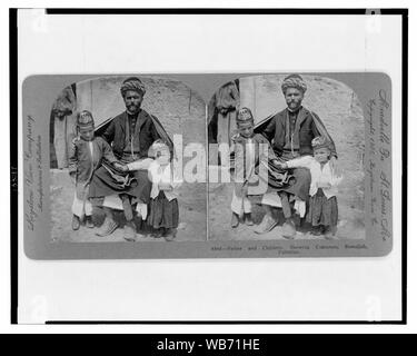 Vater und Kinder, Kostüme, Ramallah, Palästina Abstract / Medium: 1 Foto auf stereo Karte: Stereograph. Stockfoto