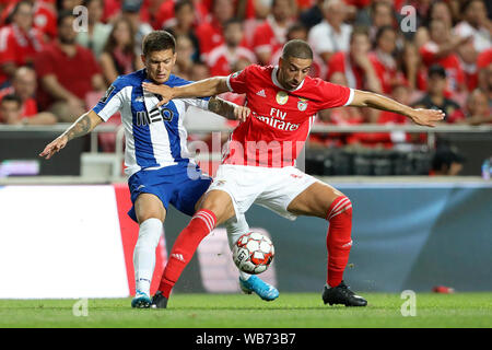 Otávio des FC Porto (L) und Adel Taarabt von SL Benfica (R) in Aktion während der Liga Nrn. 2019/20 Fußballspiel zwischen SL Benfica und FC Porto, Lissabon (Endstand; SL Benfica 0:2 FC Porto) Stockfoto