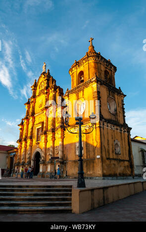 Die "Iglesia de la recoleccion' Katholische Kirche Fassade von den letzten Sonnenstrahlen bei Sonnenuntergang in Leon, Nicaragua beleuchtet. Stockfoto