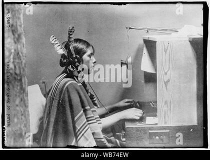 Weibliche indischen Telefon Telefonzentrale - Helen von Many Glacier Hotel. Am 26. Juni 1925 Abstract / Medium: 1 Negativ: Glas; 5 x 7 in. oder kleiner. Stockfoto