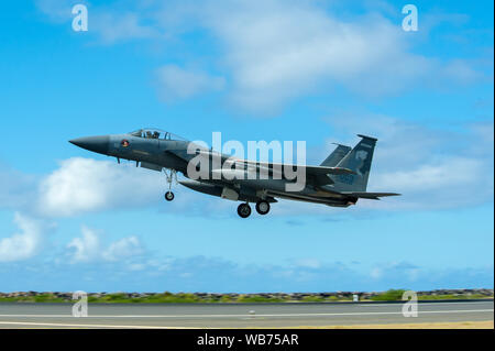 Eine F-15C Eagle von der 173th Fighter Wing nimmt sie an Joint Base Pearl Harbor-Hickam, Hawaii, Aug 21, 2019 während Fighter übung Sentry Aloha 19-2. Die Übung beinhaltet Rücken-an-Rücken bekämpfen Sorties mit Besuch Flugzeuge von Air National Guard Einheiten und die Royal Australian Air Force. Sentry Aloha bietet den Teilnehmern eine facettenreiche, gemeinsamen Schauplatz mit Unterstützung der Infrastruktur und Personal. (U.S. Air National Guard Foto von Master Sgt. Mysti Bicoy) Stockfoto