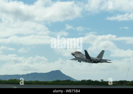 Eine Hawaii Air National Guard F-22 Raptor nimmt sie an Joint Base Pearl Harbor-Hickam, Hawaii, Aug 21, 2019 während Fighter übung Sentry Aloha 19-2. Die langjährige Übung ist routinemäßig statt Flieger mit aktuellen, realistischen und kostengünstige Ausbildung zu ermöglichen. Diese Iteration von Sentry Aloha Air National Guard umfasst Mitglieder aus 15 Staaten und eine Einheit aus der Royal Australian Air Force. (U.S. Air National Guard Foto von Master Sgt. Mysti Bicoy) Stockfoto